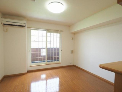 【居間・リビング】 | プラスパーⅡ | こちらの居間で趣味の時間をお楽しみください