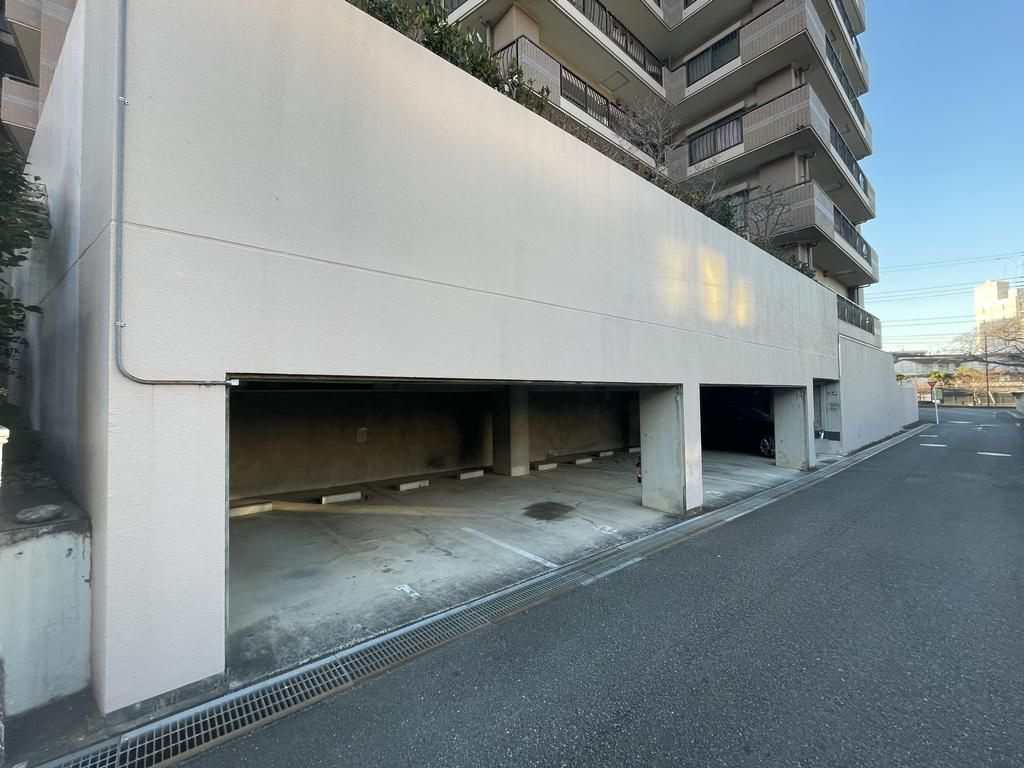 多摩市永山１丁目の中古マンションの駐車場