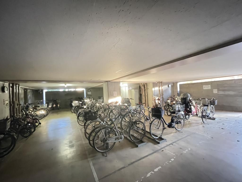 多摩市永山１丁目の中古マンションの駐輪場
