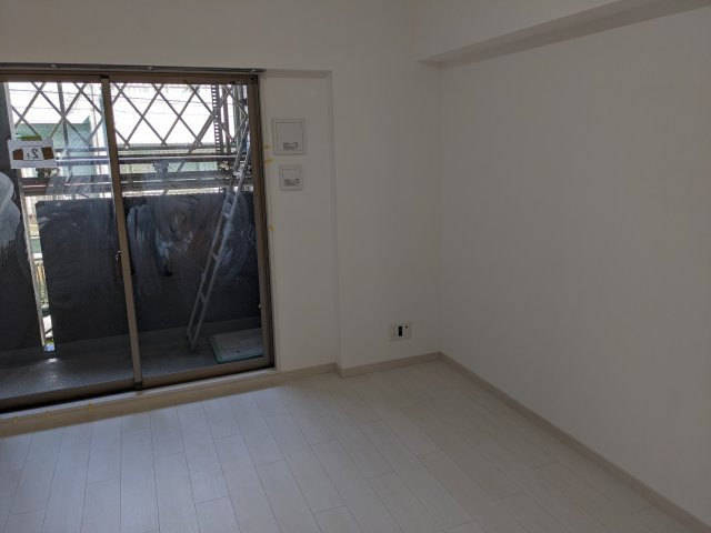 グルーブ新神戸Ariaの居間・リビング|モデル住戸（204）の室内写真になります