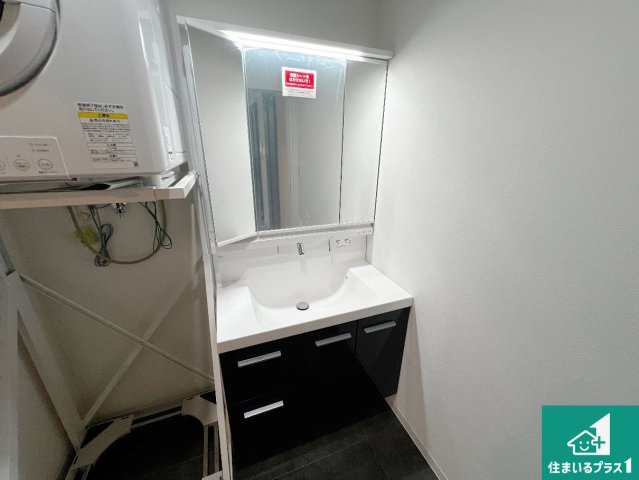 10(土)～12(祝)現地説明会　八尾市南植松町　限定1邸の独立洗面台|清潔感のある洗面台です。フラットな鏡は掃除がしやすく毎日清潔！鏡裏には収納があるのでスッキリとした洗面台が保てます。