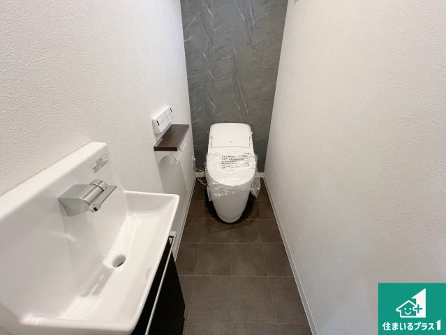 10(土)～12(祝)現地説明会　八尾市南植松町　限定1邸のトイレ|1・2階の2ヶ所にあるので、朝の忙しい時間の順番待ちもなく、深夜の利用にも大変便利です。