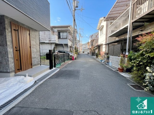 29(土)30(日)現地説明会！◆八尾市南植松町　未入居　限定1邸の前面道路含む現地写真|周辺は閑静な住宅街！前面道路広々で車の出し入れも便利です。駐車が苦手な方でも安心して車庫入れできます！