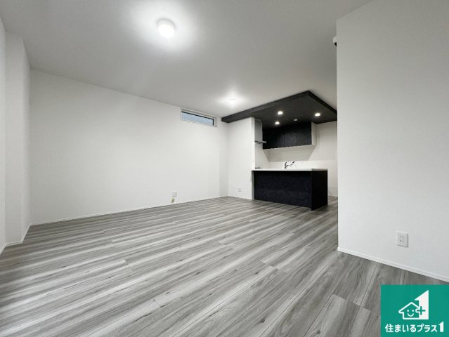 10(土)～12(祝)現地説明会　八尾市南植松町　限定1邸の居間・リビング|日当たり良好の明るいリビングで朝の目覚めもスッキリできそう！対面キッチンでご家族のコミュニケーションも自然と増える設計！小さなお子様が遊ぶスペースを作っても広々とくつろげるLDK！