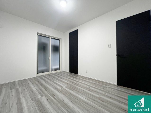 10(土)～12(祝)現地説明会　八尾市南植松町　限定1邸の洋室|シンプルな洋室は、自分好みのインテリアが楽しめます♪ご家族とインテリアや家具を選びに行くのは新築購入時の醍醐味の一つです。ぜひお楽しみください♪