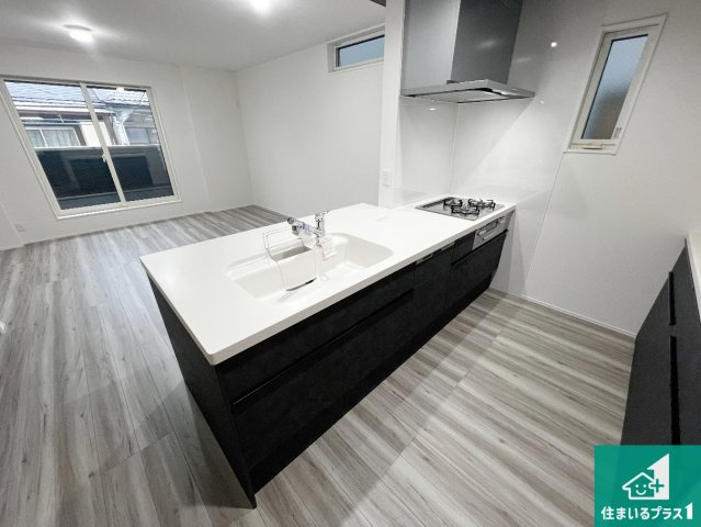 10(土)～12(祝)現地説明会　八尾市南植松町　限定1邸のキッチン|リビングと統一感があり、使い勝手のいいキッチン。広々としているので、二人並んで作業が出来ちゃいます。お子様と一緒に色々なお料理に挑戦できるスペースがあります。