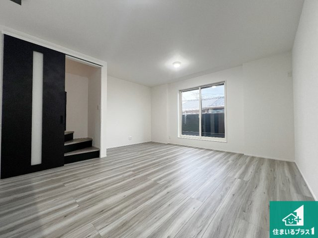 10(土)～12(祝)現地説明会　八尾市南植松町　限定1邸の居間・リビング|シンプルなリビングは、観葉植物等のインテリアを楽しめますね！パパ好みにも、ママ好みにも家具次第で雰囲気を変えることができます！