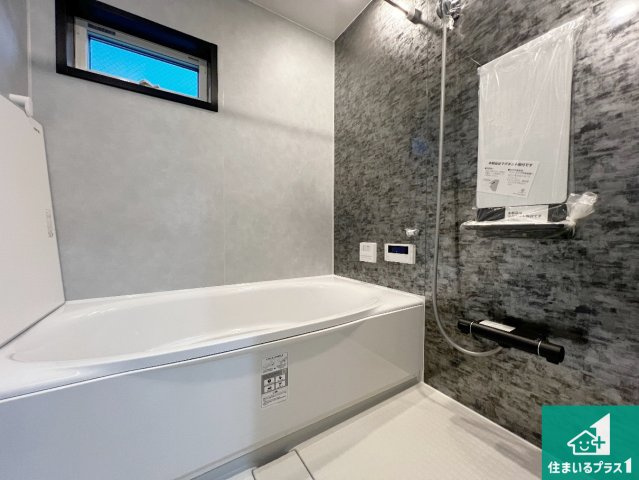 10(土)～12(祝)現地説明会　八尾市南植松町　限定1邸の浴室|足をゆったり伸ばして寛げる浴槽です。窓が設けられていますので差し込む光が明るく穏やかな雰囲気にしてくれます♪浴室乾燥機も設置しているので、雨の日の洗濯物も安心です♪