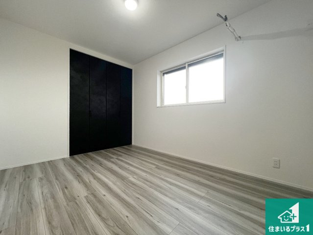 10(土)～12(祝)現地説明会　八尾市南植松町　限定1邸の洋室|シンプルな洋室は、自分好みのインテリアが楽しめます♪ご家族とインテリアや家具を選びに行くのは新築購入時の醍醐味の一つです。ぜひお楽しみください♪