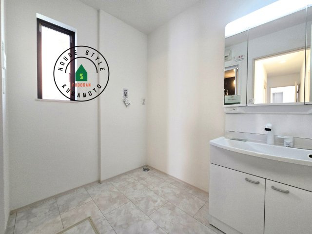 熊本市北区兎谷1丁目第1-1棟（1号棟）の脱衣所|ゆとりの洗面スペースで朝の身支度もスムーズに。暮らしを快適に変えるシャワー付洗面台です！