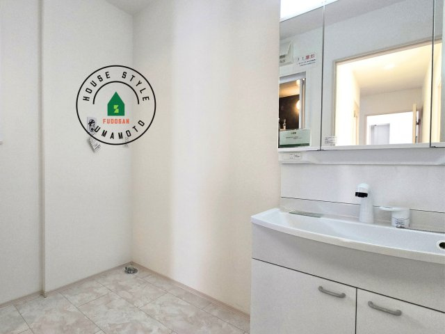 熊本市北区兎谷1丁目第1-1棟（1号棟）の独立洗面台|毎日使うものだから清潔な空間を保ちたい水回り。洗面にはそんな願いを解消させてくれる収納アイデアが満載です。三面鏡の裏側にはキャビネットが現れ小物から背の高い物まで収納できます。