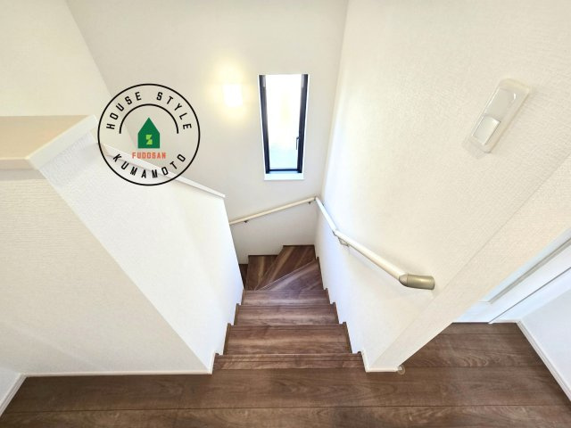 熊本市北区兎谷1丁目第1-1棟（1号棟）の内装|＜手すり付階段＞手すりがないと階段の昇り降りで危険なことはもちろん、壁に手をつきながら歩くことで壁紙が汚れやすくなります。すべての方に快適に昇り降りしていただくため、手すりを設置しました。