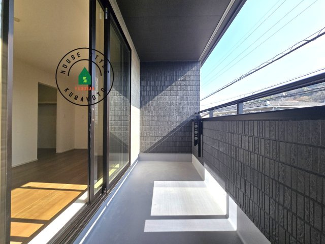 熊本市北区兎谷1丁目第1-1棟（1号棟）のバルコニー|風をしっかりと感じられるバルコニーでは、毎日が洗濯日和です。広々としているので洗濯も楽しくなるでしょうし、気分転換にバルコニーからの眺めを楽しむのもいいでしょう。