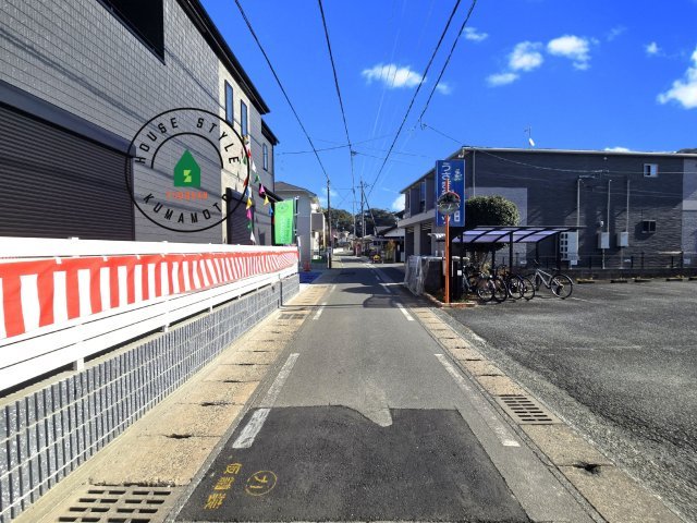 熊本市北区兎谷1丁目第1-1棟（1号棟）の前面道路含む現地写真|前面道路は閑静な住宅地をはしる車通りの少ない道路。お車の出し入れが苦手なママや小さなお子様にも安心ですね。しっかり舗装もされているので、ベビーカーや自転車で通っても快適に通行できます。