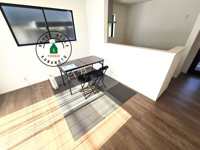 熊本市北区兎谷1丁目第1-1棟（1号棟）のダイニング|キッチンから立ち込める香りが今日の料理を期待させます。