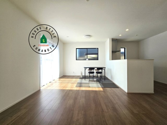 熊本市北区兎谷1丁目第1-1棟（1号棟）の居間・リビング|キッチンからリビングをしっかり確認できます。家族の笑顔があふれる空間になりそうですね。