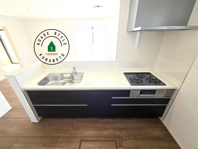 熊本市北区兎谷1丁目第1-1棟（1号棟）のキッチン|ダイニングテーブルへの配膳がラクラク、お料理はかどるカウンター付きシステムキッチン！