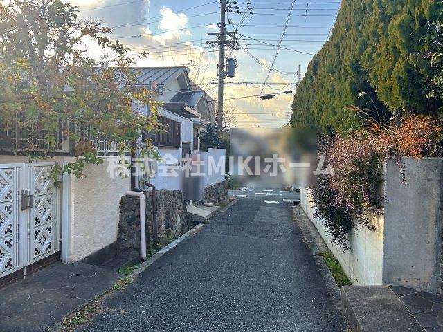 箕面市桜ヶ丘３丁目　土地の前面道路含む現地写真