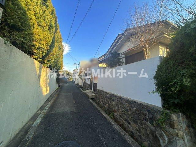 箕面市桜ヶ丘３丁目　土地の前面道路含む現地写真