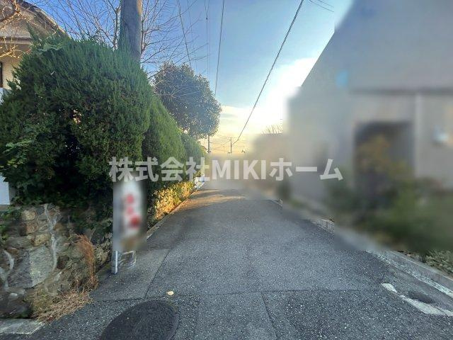 箕面市桜ヶ丘３丁目　土地の前面道路含む現地写真