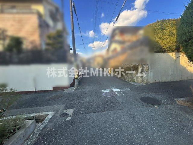箕面市桜ヶ丘３丁目　土地の前面道路含む現地写真
