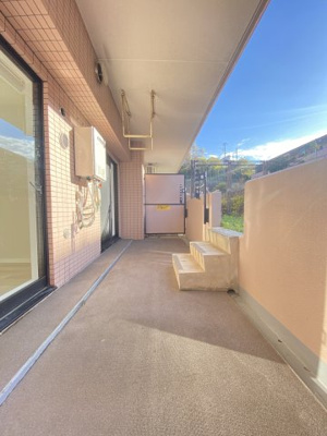 【バルコニー】 | ビクトリアヒルズ横濱サウスバラード棟 | 開放的な庭付きバルコニー