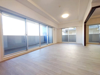 【居間・リビング】 | クレッセントグランコート | こちらのリビングで趣味の時間をお楽しみください