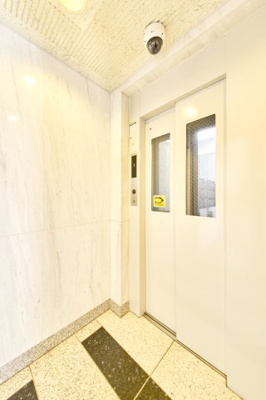 【その他共用部分】 | サージュ白楽 | お買い物時やベビーカーの出し入れに便利なエレベーター付です。