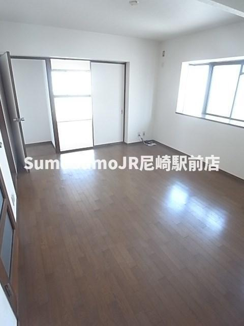 ラ・メゾンクレールの居間・リビング|こちらのリビングで趣味の時間をお楽しみください