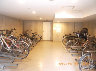 【その他共用部分】 | 屋根付きの駐輪場となっていますので、雨の日でも大切な自転車が濡れずに済みます。