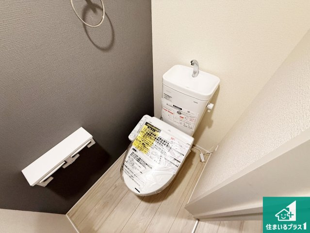木津川市山城町平尾東黒部　第1第2期　新築一戸建てのトイレ|1・2階の2ヶ所にあるので、朝の忙しい時間の順番待ちもなく、深夜の利用にも大変便利です。