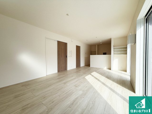 木津川市山城町平尾東黒部　第1第2期　新築一戸建ての居間・リビング|日当たり良好の明るいリビングで朝の目覚めもスッキリできそう！対面キッチンでご家族のコミュニケーションも自然と増える設計！小さなお子様が遊ぶスペースを作っても広々とくつろげるLDK！