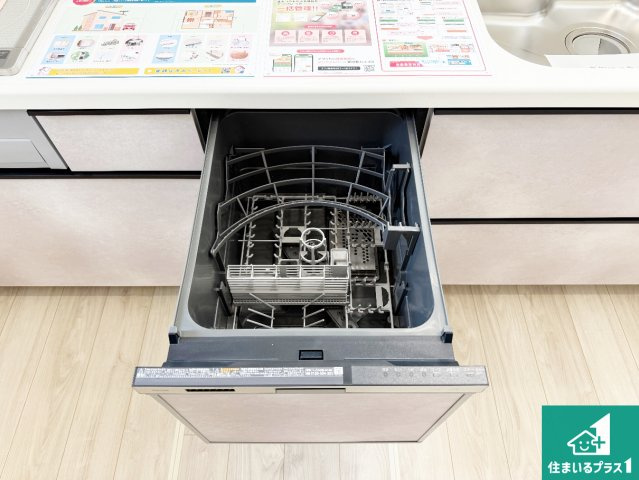 木津川市山城町平尾東黒部　第1第2期　新築一戸建ての設備|食事後の一仕事、食器洗いをボタン一つでお任せできちゃいます！場所を取らないビルトイン式なので、お料理スペースもしっかり確保！