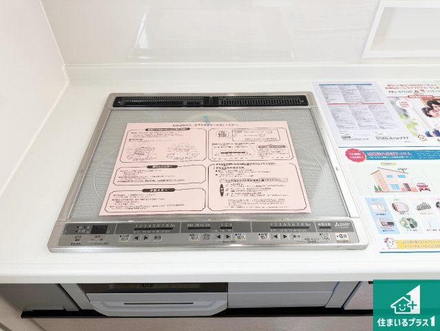 木津川市山城町平尾東黒部　第1第2期　新築一戸建ての設備|火を使わないので、安心なＩＨコンロ！でこぼこが無い構造なので、掃除もしやすく清潔に保てます！