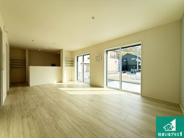 木津川市山城町平尾東黒部　第1第2期　新築一戸建ての居間・リビング|シンプルなリビングは、観葉植物等のインテリアを楽しめますね！パパ好みにも、ママ好みにも家具次第で雰囲気を変えることができます！