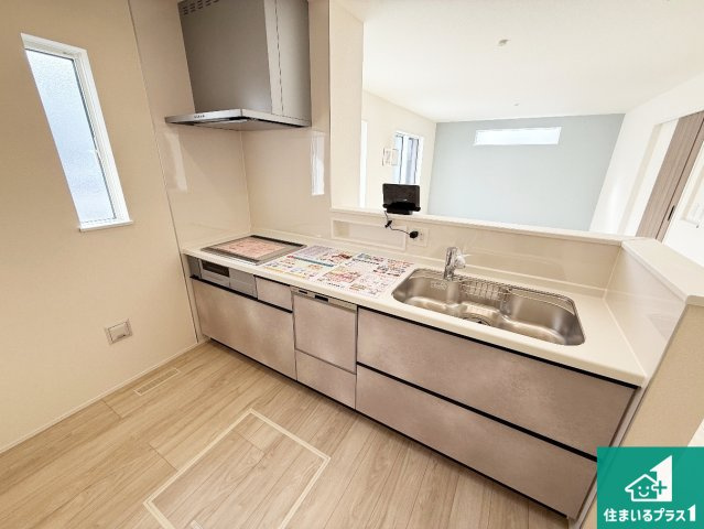 木津川市山城町平尾東黒部　第1第2期　新築一戸建てのキッチン|リビングと統一感があり、使い勝手のいいキッチン。広々としているので、二人並んで作業が出来ちゃいます。お子様と一緒に色々なお料理に挑戦できるスペースがあります。