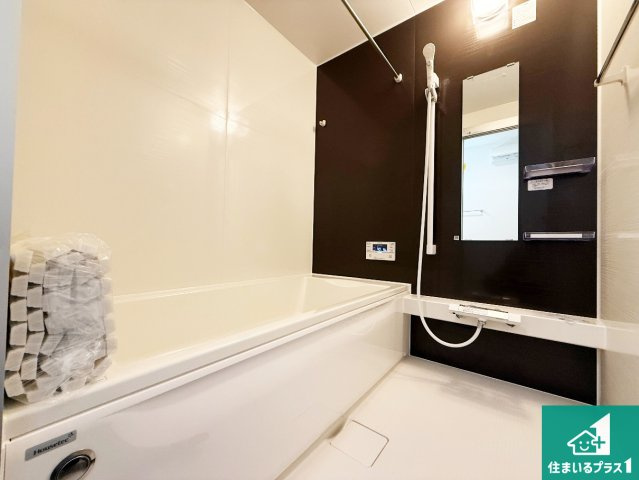 木津川市山城町平尾東黒部　第1第2期　新築一戸建ての浴室|足をゆったり伸ばして寛げる浴槽です。窓が設けられていますので差し込む光が明るく穏やかな雰囲気にしてくれます♪浴室乾燥機も設置しているので、雨の日の洗濯物も安心です♪