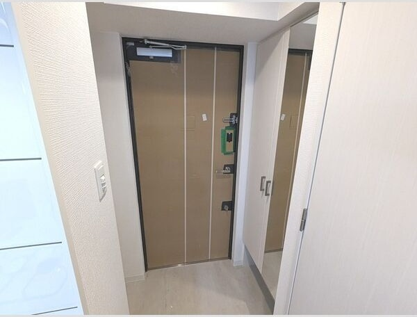 エスリード大阪リブレの玄関