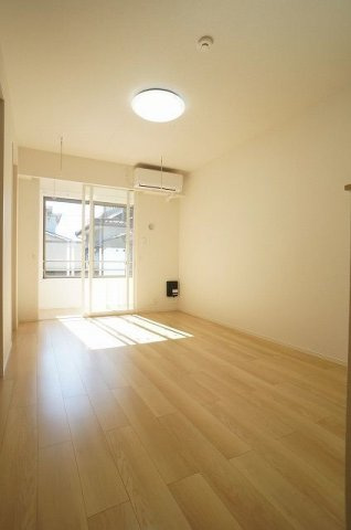 メゾン・ド・ヴァンベールの居間・リビング|こちらの居間で趣味の時間をお楽しみください