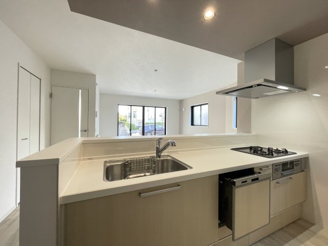 KEIAI GRACE千種区清明山2期｜名古屋市の戸建ならホームアップのキッチン|【売主施工例】キッチンには食器洗浄乾燥機完備