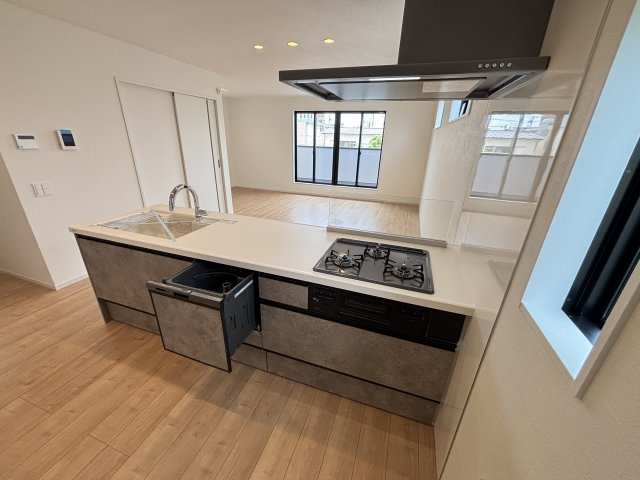 KEIAI GRACE千種区清明山2期｜名古屋市の戸建ならホームアップのキッチン|【売主施工例】キッチンには食器洗浄乾燥機完備