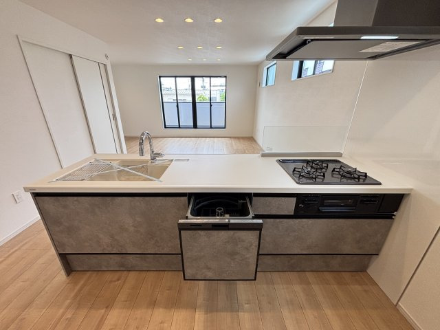 KEIAI GRACE千種区清明山2期｜名古屋市の戸建ならホームアップのキッチン|【売主施工例】お子様を見守りながらお料理ができるオープン対面キッチン