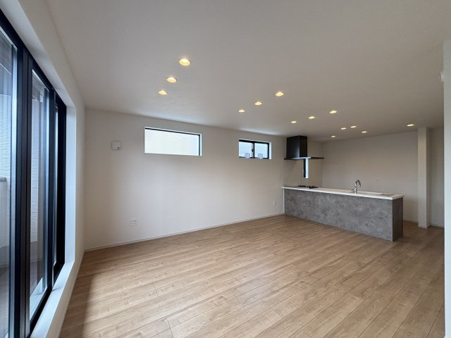 KEIAI GRACE千種区清明山2期｜名古屋市の戸建ならホームアップの居間・リビング|【売主施工例】南から陽射しが入り明るいリビング