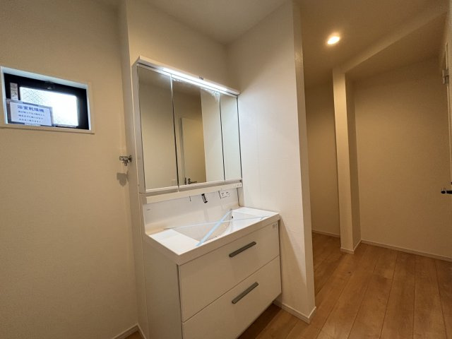 KEIAI GRACE千種区清明山2期｜名古屋市の戸建ならホームアップの独立洗面台|【売主施工例】三面鏡で朝の身支度に最適