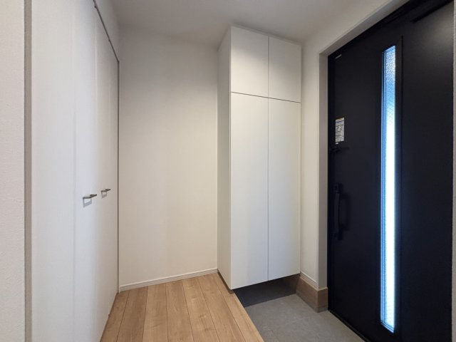 KEIAI GRACE千種区清明山2期｜名古屋市の戸建ならホームアップの玄関|収納力あるシューズボックス付き