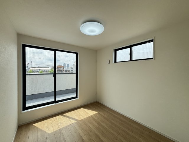 KEIAI GRACE千種区清明山2期｜名古屋市の戸建ならホームアップの洋室|【売主施工例】２面採光の日当りの良い洋室