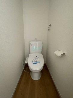 【トイレ】 | 国分２丁目２期１号地 | シンプルでシャープなフォルムは、そのデザイン性だけでなく汚れが拭きやすくお手入れ簡単です。