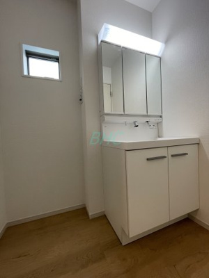 【独立洗面台】 | 国分２丁目２期１号地 | 清潔感ある洗面台は、身だしなみチェックや肌のお手入れに最適です。