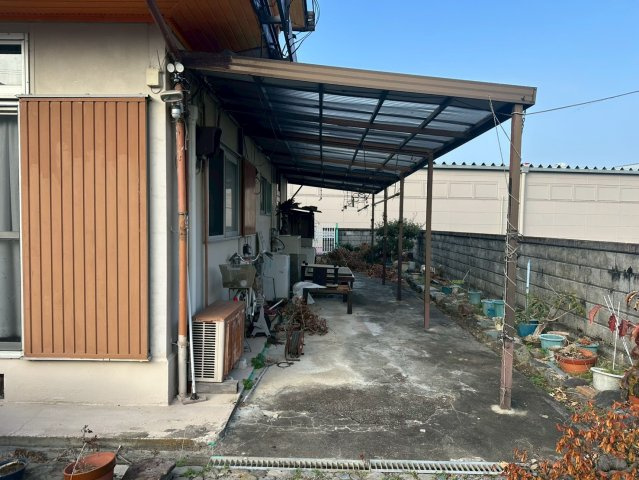 豊岡町長田　中古戸建の外観|屋根付きの物干しスペースがあるので突然の雨でも安心です。勝手口からアクセスできるので使い勝手が良い間取りです。