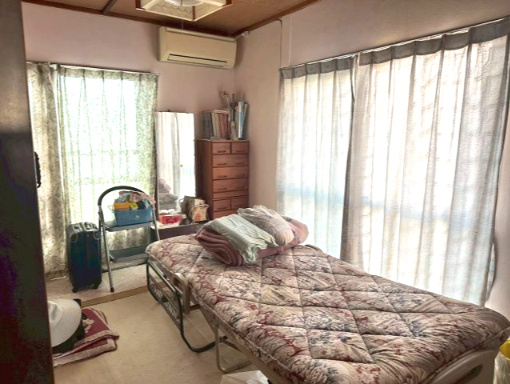 豊岡町長田　中古戸建の洋室|各部屋に窓があるため風通しが良く、常に新鮮な空気の中で健康的に過ごせます。独立性の高い配置となっており、家族間でも程よい距離感を保ちながら、それぞれが自分の時間を満喫できる快適な住み心地です。